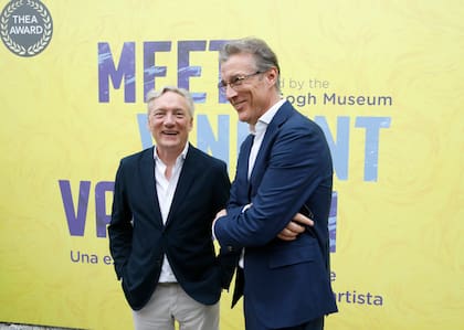 Willem van Gogh, sobrino bisnieto del artista y Peter Dusch, del Museo Van Gogh de Ámsterdam.