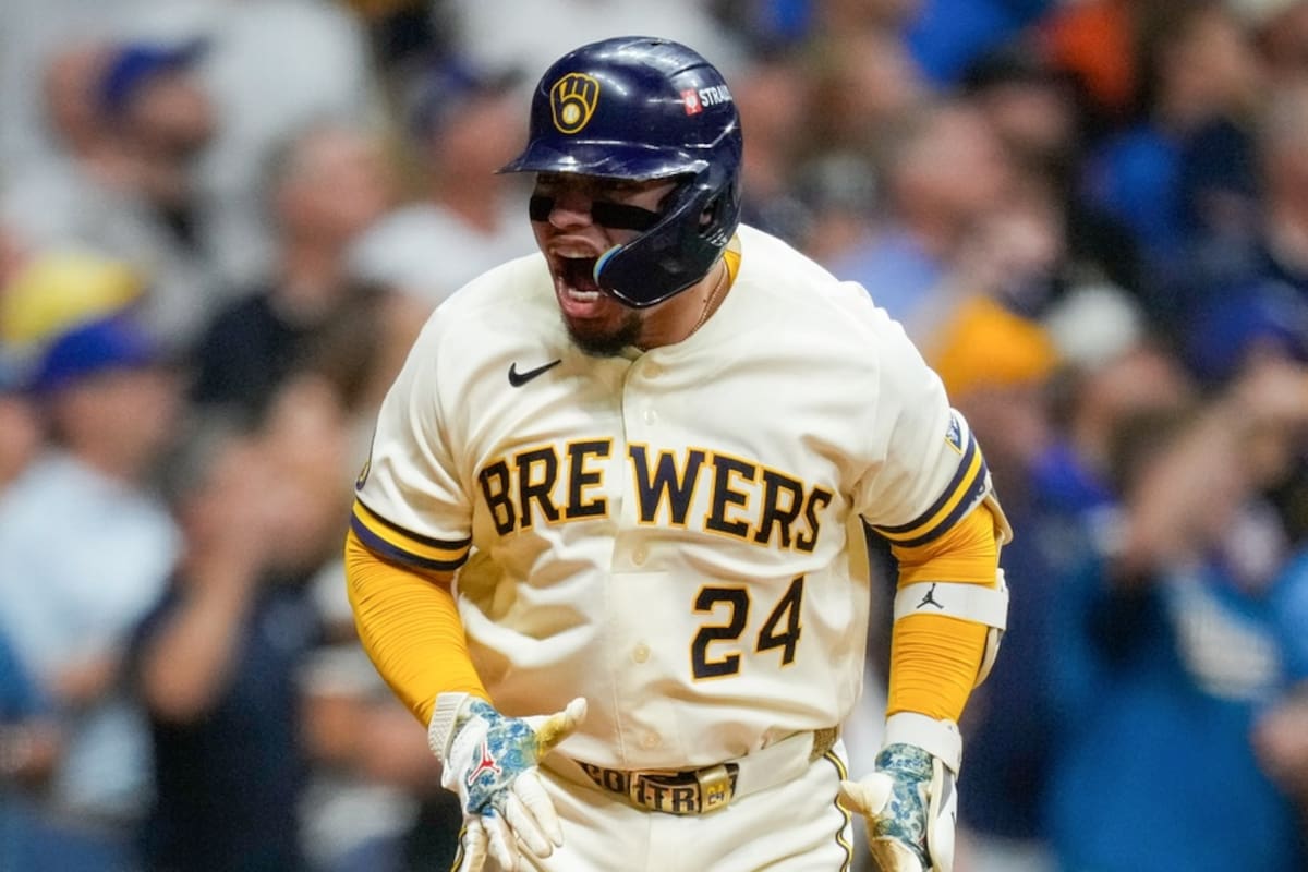 William Contreras, de los Cerveceros de Milwaukee, celebra una carrera producida durante la sexta en