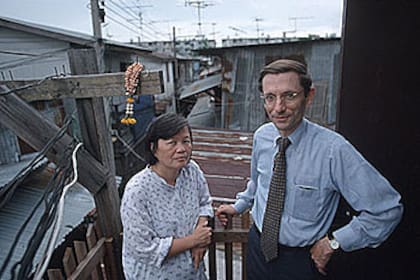 William Drayton, junto a una de las emprendedoras sociales que trabajan en Tailandia; Ashoka selecciona minuciosamente a "gente identificada y comprometida con soluciones novedosas"