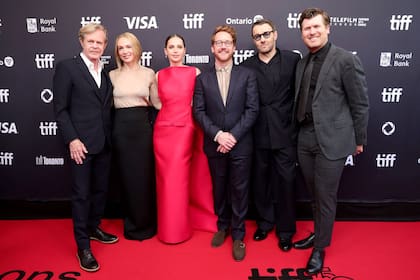 William H. Macy, Kerry Condon, Felicity Jones, Clint Bentley, Joel Edgerton, y Greg Kwedar posan ante las cámaras en la premiere de esta historia que sigue a Robert Grainer, un jornalero en el oeste americano del siglo XX que debe adaptarse a una nueva vida tras la muerte de su familia