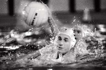 William jugando al waterpolo, su deporte escolar favorito.