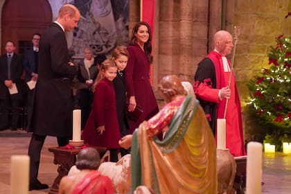 William, Kate, George y Charlotte, en su paso frente al pesebre.