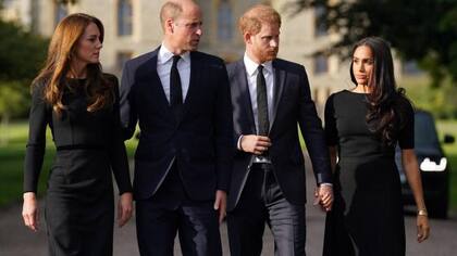 William, Kate, Harry y Meghan, saludando a la gente en los funerales de Isabel II (Archivo)