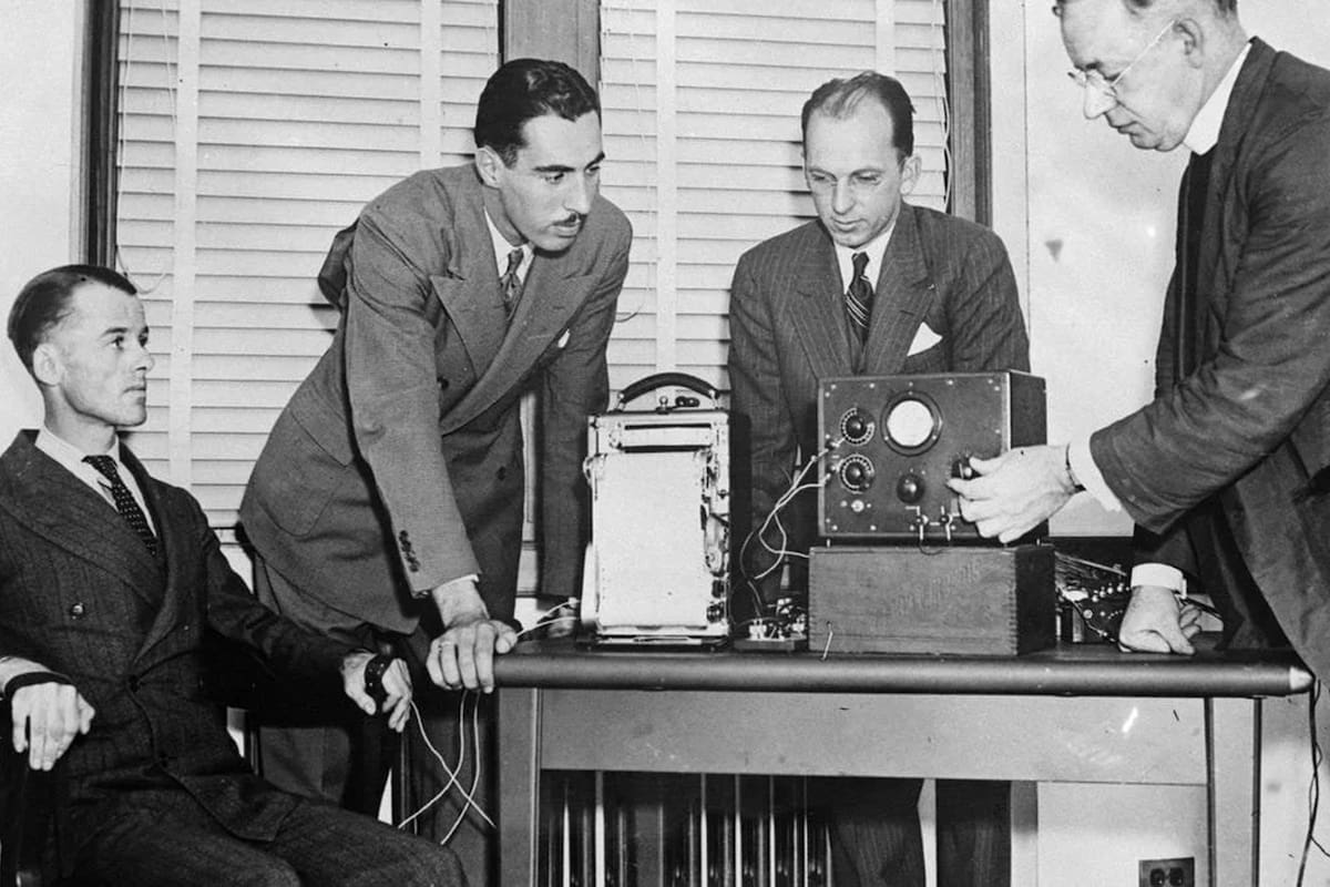 William Marston creó el polígrafo hace cien años, creyendo que podía funcionar como detector de mentiras al medir la respuesta fisiológica del cuerpo cuando se declara algo que no es cierto, aunque la ciencia comprobó que el margen de error es muy alto