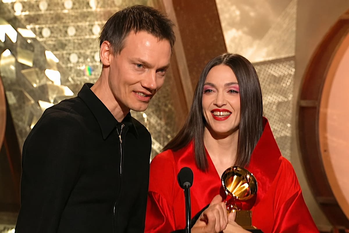 William Orbit y Madonna en la entrega de los Grammy 1999