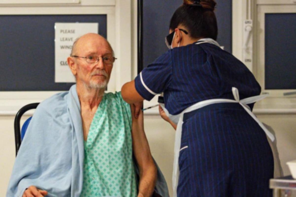 William Shakespeare, de 81 años, fue el segundo en recibir la vacuna