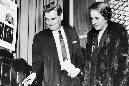 William Taynton junto a Margaret Baird, esposa del inventor