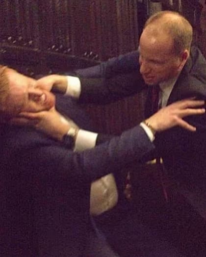 William y Harry a las piñas en una exposición a días de la coronación de Carlos III (Foto: Instagram @alisonjacksonartist)