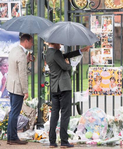 William y
Harry contemplan flores, fotos
y recuerdos que la gente dejó
cerca de ese lugar en tributo a
su madre. En la polaroid, Diana
saluda a sus hijos en la cubierta
del Britania, en Toronto, cuando
los pequeños príncipes se
unieron a sus padres en una
visita oficial, el 23 de octubre
de 1991.