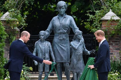 William y Harry en una de las dos oportunidades en las que se vieron este año: la inauguración de una estatua en homenaje a su madre, la princesa Diana