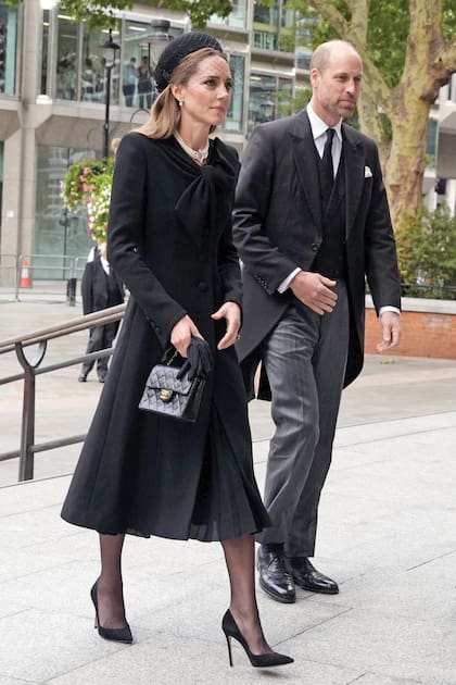 William y Kate fueron uno de los primeros en llegar al funeral. Ella siguió el protocolo de luto con un abrigo de lana midi con lazo en el cuello de
Catherine Walker; stilettos Gianvito Rossi y cartera Chanel, todo en negro.
¿El detalle? El collar de perlas de Garrard, joyero oficial de la Corona británica,
que perteneció a la reina Isabel II.