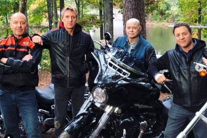 William Zabka recordó a Garrison al año de su muerte subiendo a Instagram esta foto donde se ve a los cuatro integrantes del dojo Cobra Kai juntos por última vez