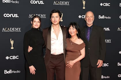 Williams junto a Larson y sus padres en los Canadian Screen Awards; la pareja lleva alrededor de seis años junta y, pese a la creciente exposición del actor, buscó mantener su relación en un plano íntimo. En agosto, él le dedicó un romántico mensaje: “La amaré hasta que muera”