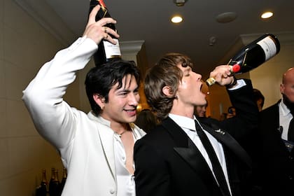 Williams y Storrie se mostraron relajados y divertidos durante la gala de los Golden Globe Awards 2026, reforzando la química que los volvió protagonistas del fenómeno.
(Foto de Michael Kovac/Getty Images for Moët & Chandon)