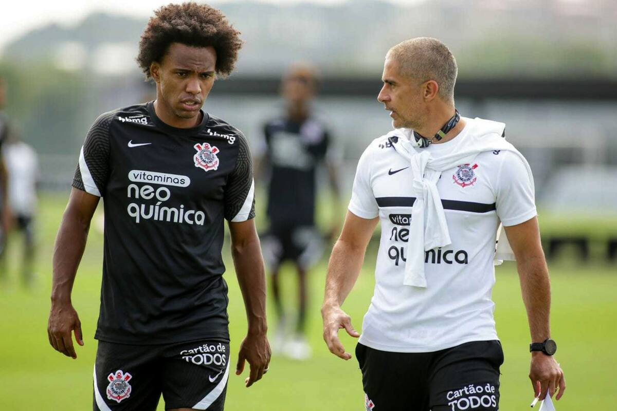 Willian, en la foto con Sylvinho, DT de Corinthians, debería estar haciendo 14 días de cuarentena según la autoridad sanitaria brasileña, que le prohibió jugar este domingo en Goiania, por el Brasileirão.