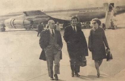 Willie Carballo, junto a sus padres, en la pista de Ezeiza, de regreso del viaje que cambió su vida.