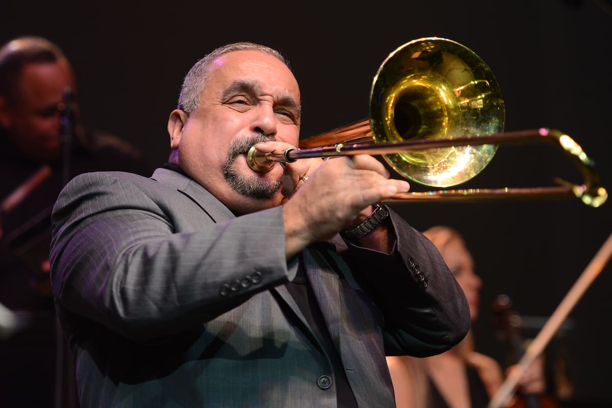 Willie Colón sobre el escenario, en un show en Florida, EE.UU.