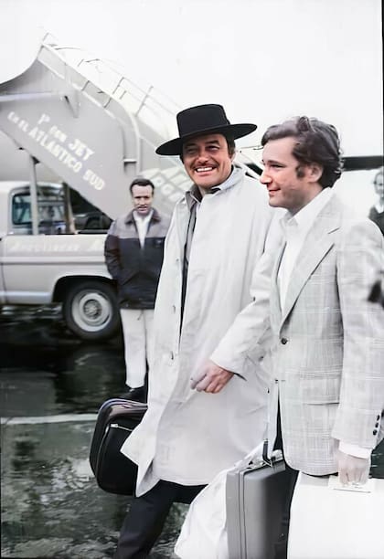 Willliams acaba de bajarse del avión en su primera visita a la Argentina. Al lado suyo, el periodista Leo Gleizer.