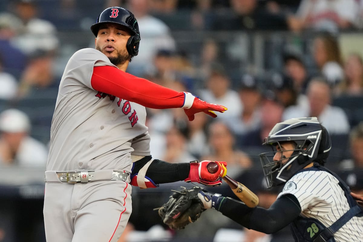 Willson Contreras, de los Medias Rojas de Boston, golpea en el brazo con su bate al receptor de los