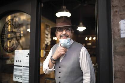 Willy (65) Peluquería: Forbice. ¿Qué es lo que más extrañabas del local? “Recibir a los amigos que pasan por acá y se quedan a charlar”.