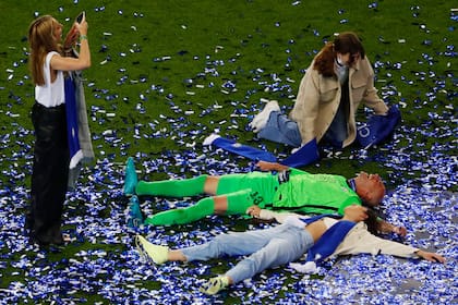 Willy Caballero y su familia, celebrando sobre el césped: con él, su mujer y sus dos hijas.