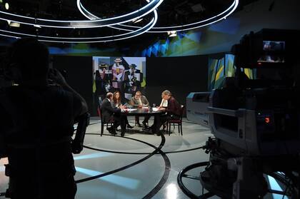 Willy Kohan, Marina Calabró, Jésica Bossi y Gonzalo Bonadeo debaten con el conductor en un tramo del programa