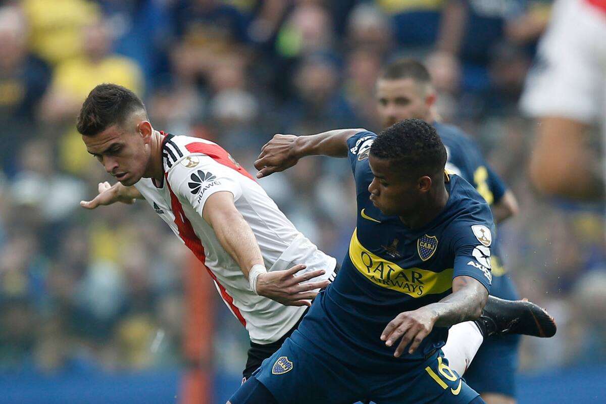 Wilmar Barrios marca a Santos Borré, de cerca mira Nahitan Nandez