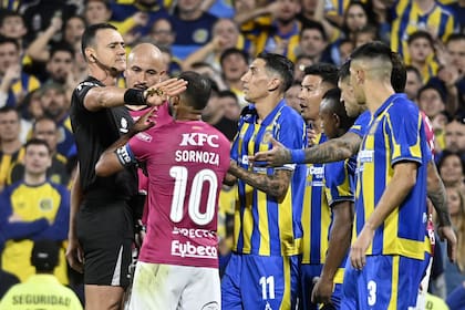 Wilmar Roldán expulsa a Junior Sornoza, en un momento de tensión en Arroyito