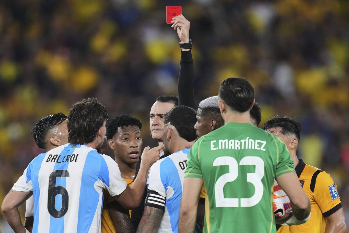 Wilmar Roldán ya le mostró la tarjeta roja (directa) a Nicolás Otamendi, quien dejará con uno menos a la selección argentina y se perderá el primer partido del Mundial del año próximo