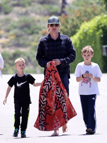 Wilson junto a sus dos hijos mayores, Finn y Robert