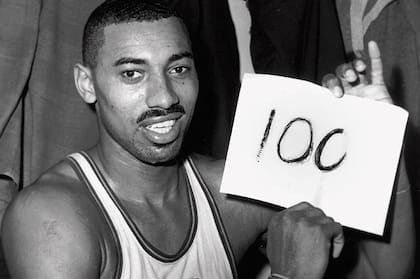 La imagen icónica de Wilt Chamberlain en el vestuario al festejar su centenar de puntos para Philadelphia Warriors frente a New York Knickerbockers el 2 de marzo de 1962; el récord sobrevive luego de 64 años.