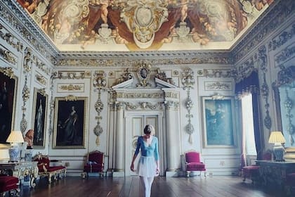 Wilton House es una de las locaciones de The Crown; en esta escena Emma Corrin representa a la princesa Diana