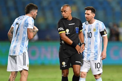 Wilton Sampaio en acción junto a Rodrigo De Paul y Lionel Messi