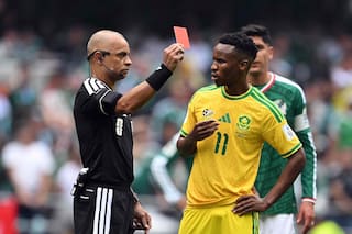 Dos goles, tres expulsados y el inglés del árbitro Sampaio que los jugadores sudafricanos no entendieron