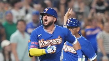 Wilyer Abreu, de Venezuela, festeja su jonrón ante Japón en los cuartos de final del Clásico Mundial de béisbol, el sábado 14 de marzo de 2206 en Miami (AP Foto/Lynne Sladky)