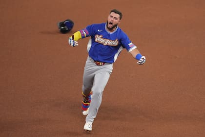 Wilyer Abreu reacciona luego de batear un jonrón para Venezuela contra Estados Unidos en la final del Clásico Mundial de béisbol, el martes 17 de marzo de 2026, en Miami. (AP Foto/Lynne Sladky)