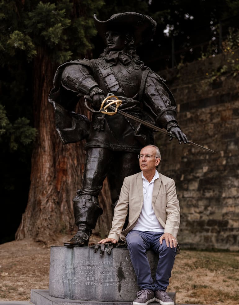 Wim Dijkman, arqueólogo y curador de museo jubilado, junto a la estatua de Charles de Batz de Castelmore d’Artagnan en Maastricht, Países Bajos