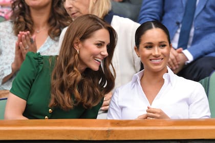 Cada una fiel a su estilo –una con pelo suelto, otra recogido; una con vestido, otra con dos piezas–, las mujeres de William y Harry de Inglaterra acapararon las miradas desde el palco real de la cancha central.