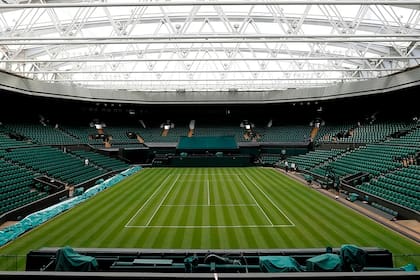 Impecable, la cancha central de Wimbledón quedó sin recibir tenistas y espectadores en 2020 en el torneo de Grand Slam, el único que no se celebró; los organizadores quieren realizarlo sí o sí en 2021.