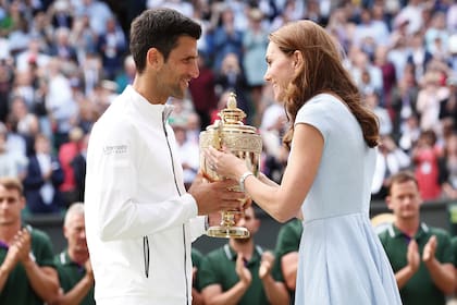 Kate también estuvo presente durante la final masculina, el domingo 14, y aunque habitualmente es el duque de Kent (primo de la Reina) quien reparte los premios –ya que preside All England Lawn Tennis–, esta vez, la mujer de William fue la elegida para esa misión.