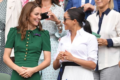 Kate recicló un vestido verde de DolceGabbana que usó durante su gira en Canadá en 2016. Meghan llevó una falda plisada de Hugo Boss y una camisa blanca. Ambas usaron anteojos de sol y un maquillaje muy natural
