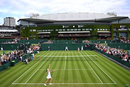 Wimbledon, el torneo de tenis más prestigioso del mundo, volverá a recibir a jugadores rusos y bielorrusos