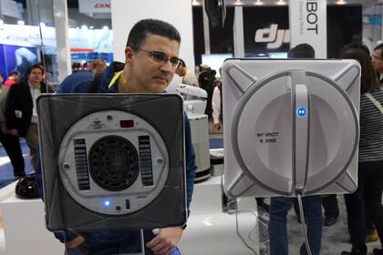 Winbot, un robot especializado en limpiar vidrios, presente en la feria CES 2015 de Las Vegas