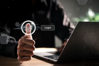 Windows 11 comienza a integrar el uso de passkeys, que usan la validación biométrica (por huella digital o rostro) para reemplazar la contraseña usada para acceder a sitios y servicios digitales