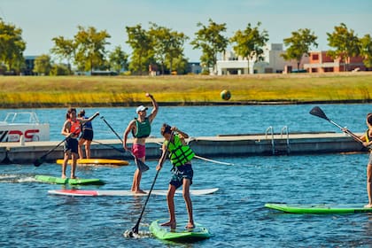 Windsurf, vela, kayak, canotaje, dragon boat, SUP y natación en aguas abiertas se cuentan entre las actividades que ofrece el Club Puertos.