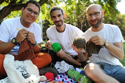 Winelvi, Pablo y Fernando son algunos de los integrantes de Hombres Tejedores, una agrupación de hombres que se reúnen a tejer y derribar los roles de género
