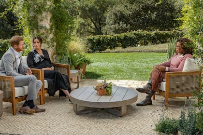 Winfrey durante su entrevista con Meghan Markle y el príncipe Harry de Inglaterra
