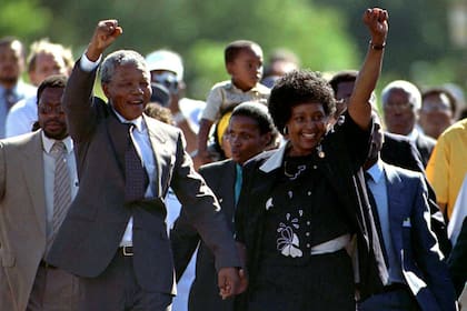 Winnie junto con Nelson Mandela, cuando el líder sudafricano salió de la cárcel en 1990