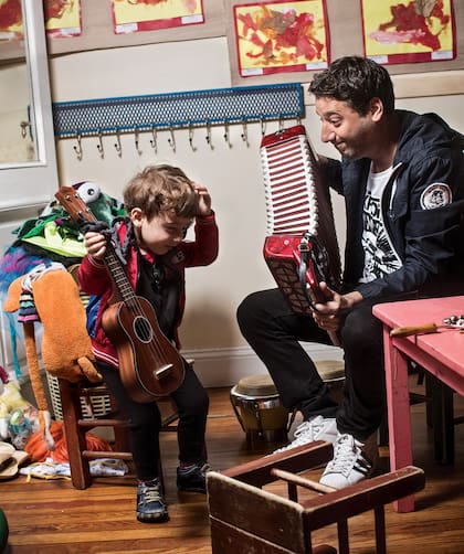 Winograd con su hijo Lorenzo, parte del elenco de Mamá se fue de viaje
