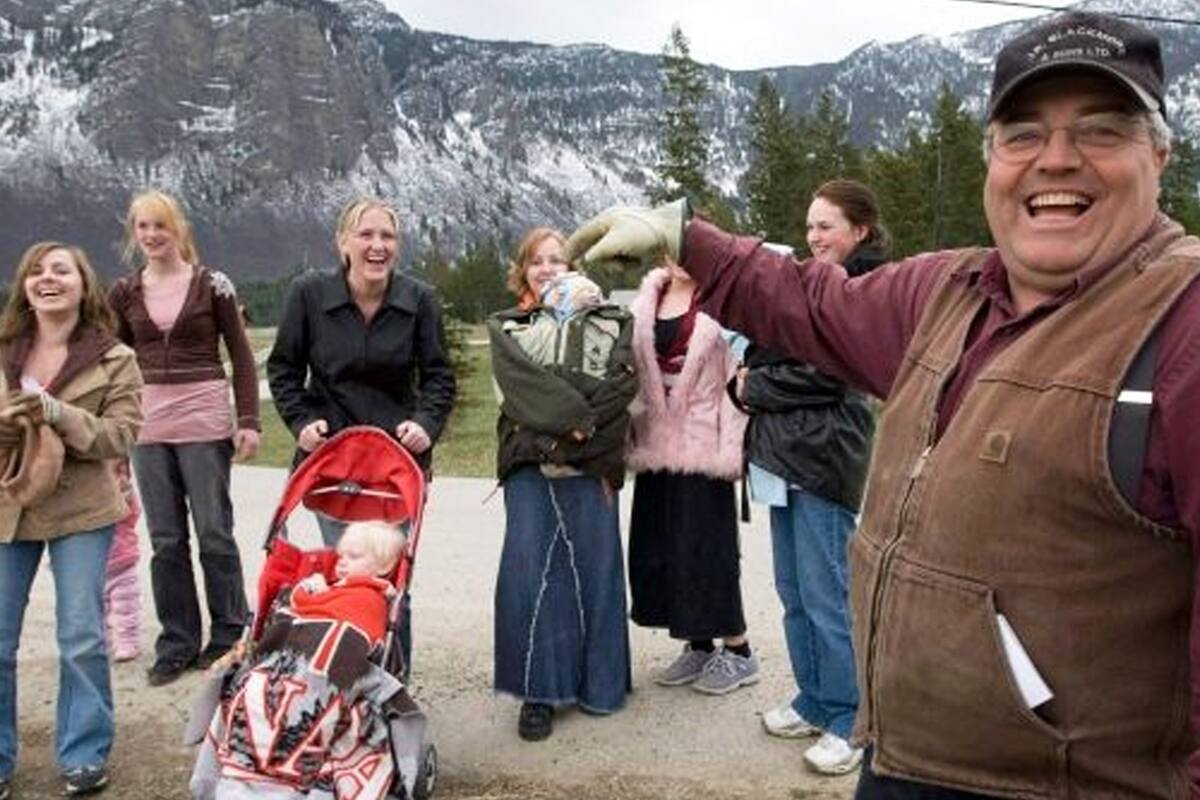 Winston Blackmore siempre ha admitido públicamente que tiene varias cónyuges, está acusado de tener 24 esposas y 146 hijos